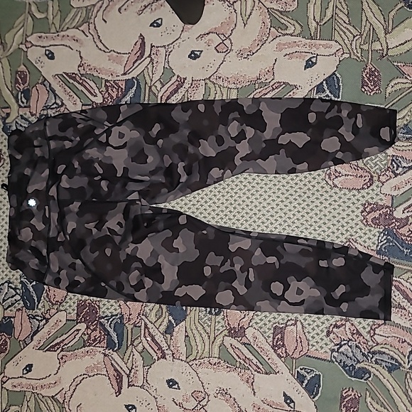 Athleta Leggings cropped camouflage print pockets - Picture 3 of 3